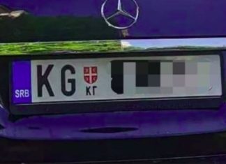 “Došli smo u Tuzlu iz Kragujevca, turistički. Čekamo slobodno mesto na parkingu. Prilazi nam čovek i pokazuje da otvorimo prozor…” “Došli smo u Tuzlu iz Kragujevca, turistički. Čekamo slobodno mesto na parkingu. Prilazi nam čovek i pokazuje da otvorimo prozor…” - featured image