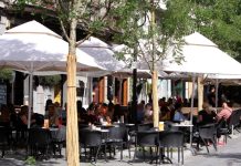 Gost zvao konobara da mu objasni grešku u računu i pita “Momak, šta si ti imao iz matematike”, a zbog njegovog odgovora je propao u zemlju Gost zvao konobara da mu objasni grešku u računu i pita “Momak, šta si ti imao iz matematike”, a zbog njegovog odgovora je propao u zemlju - featured image