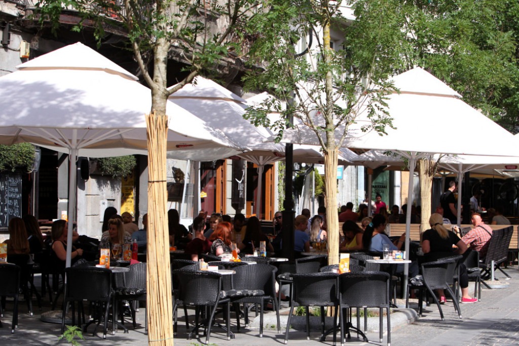 Gost zvao konobara da mu objasni grešku u računu i pita “Momak, šta si ti imao iz matematike”, a zbog njegovog odgovora je propao u zemlju - featured image Gost zvao konobara da mu objasni grešku u računu i pita “Momak, šta si ti imao iz matematike”, a zbog njegovog odgovora je propao u zemlju - featured image