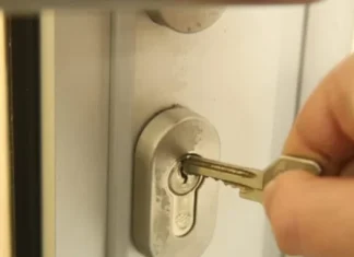 Zašto nikada ne biste trebali ostavljati ključ u bravi preko noći?