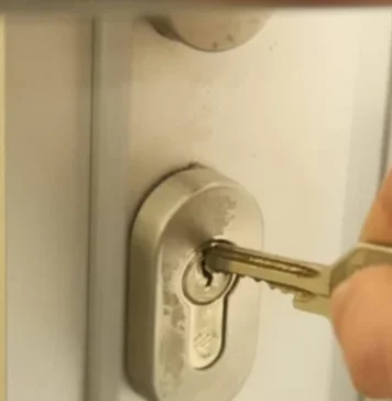 Zašto nikada ne biste trebali ostavljati ključ u bravi preko noći?