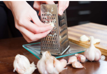 Ponekad može biti vaš najgori neprijatelj: Stručnjaci upozoravaju da ove 4 grupe ljudi NE BI TREBALE JESTI bijeli luk