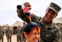 Prosuo joj koka-kolu po glavi iz šale – A onda saznao ko je ona zaista