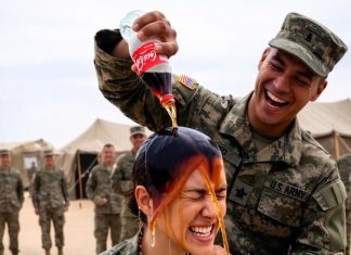 Prosuo joj koka-kolu po glavi iz šale – A onda saznao ko je ona zaista