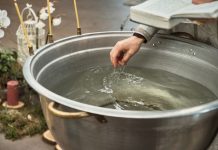 Šta se radi sa starom bogojavljenskom svetom vodicom kad se u kuću unese nova: Ovo je jedino ispravno