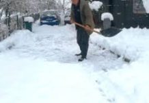 Kada čistite snijeg, uvijek na lopatu pospite ovaj jedan sastojak – sve će ići mnogo brže i lakše, i nikad se nećete mučiti!