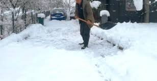 Kada čistite snijeg, uvijek na lopatu pospite ovaj jedan sastojak – sve će ići mnogo brže i lakše, i nikad se nećete mučiti!