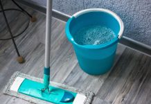 Šta nikako ne treba dodavati u vodu za brisanje poda? Ovih 7 stvari može uništiti podove, “brisko” i zdravlje