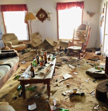 Mislila sam da je kuća prazna — dok nisam čula disanje iz zadnje sobe