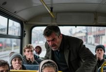 Vozač bacio staricu s autobusa — ali kada je izgovorila jednu rečenicu, sve je utihnulo