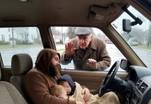 Došao sam da iznenadim sina za rođendan — zatekao sam ga kako živi u autu