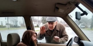 Došao sam da iznenadim sina za rođendan — zatekao sam ga kako živi u autu