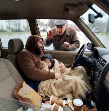 Došao sam da iznenadim sina za rođendan — zatekao sam ga kako živi u autu