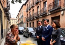 Tri Rolls-Roycea stala su ispred mog štanda — a onda je čovek u skupom odelu zaplakao