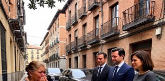 Tri Rolls-Roycea stala su ispred mog štanda — a onda je čovek u skupom odelu zaplakao