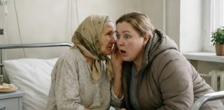 Moj muž je ležao u bolnici sa slomljenom nogom, a u susjednoj sobi bila je starija žena sa istom povredom. Postalo mi je žao nje, pa sam počela donositi hranu tri puta dnevno 😢 Prije otpusta, starica me iznenada uhvatila za ruku i tiho mi šapnula nešto što me šokiralo 😨😱