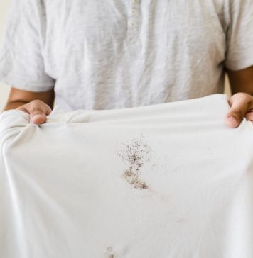 NIKADA SE NE BI SJETILI: Sve fleke sa odjeće skida 1 sredstvo, svi ga imamo u kući