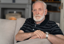 Milijarder prerušio sebe u portira da bi testirao verenicu svog sina i otkrio njenu surovu prirodu