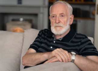 Milijarder prerušio sebe u portira da bi testirao verenicu svog sina i otkrio njenu surovu prirodu