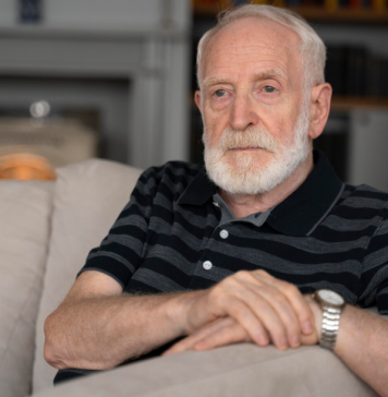 Milijarder prerušio sebe u portira da bi testirao verenicu svog sina i otkrio njenu surovu prirodu