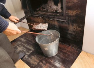 Ne bacajte više pepeo od drveta, niste ni svesni koliko lako rešava probleme s vlagom u kući: Sledite ova 3 koraka i upiće svu memlu