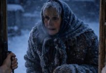 U dva sata ujutro otvorila sam vrata nepoznatoj starijoj ženi s štakom i ogromnom torbom, iako sam bila sama u kući s četvoro djece – a ujutro me čekao pravi užas 😢😨