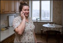 „Olička, uplata nije došla! Možda je neki problem u banci? Proveri, molim te!“ — zabrinuto je govorila svekrva na telefonu. Nasmešila sam se: „Pogledajte kroz prozor i saznaćete.“ Od onog što je videla, svekrvi su se podigle kose na glavi… 😲😲😲