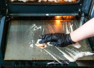 RERNU više ne ribam, nema razloga za to: OVO pošpricam uveče, a ujutro samo obrišem krpom – pećnica je kao nova!