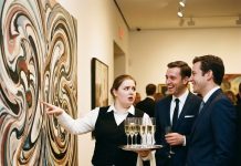 Nosila sam šampanjac na privatnoj izložbi kada sam ugledala sliku koju sam naslikala sa 6 godina. Cena — vrtoglava „Ova slika je moja“, rekla sam vlasniku galerije. On se nasmešio i pozvao obezbeđenje. Ali nije znao jednu stvar zbog koje se svima kosa digla na kraju… 😲😲😲