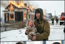 Tinejdžer beskućnik spasio je djevojčicu iz zapaljene kuće, rizikujući njen život. Nakon 10 godina došao da se zaposli i UMRE kada je vidio OVU sliku na stolu kod šefa………. 😲😲😲