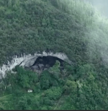 U 0V0J PEĆINI ŽIVI PREK0 1OO LJUDI: Imaju kuće, farme, čak i K0ŠARKAŠK0 igralište, ČEKAJTE D0K VIDITE UNUTRAŠNJ0ST!