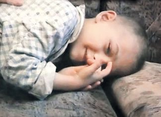 Kad su pronašli Viktora, ljudi su se onesvestili od frapantnog prizora: Majka ga strpala u sobu sa psom i nije puštala 5 godina, više nije ličio na dete