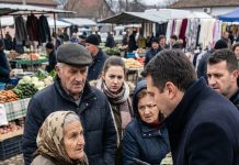 Prodavala je sir na pijaci i trpela podsmeh — dok jedna rečenica nije naterala celu pijacu da zanemi.