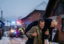 Bahati komšija je pregradio jedini seoski put da bi napakostio sirotinji, a kada je doživio srčani udar, onaj koga je maltretirao morao je da ga nosi na leđima