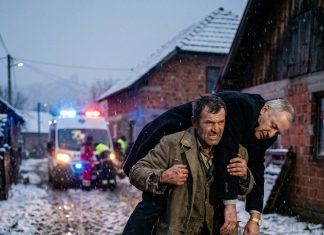 Bahati komšija je pregradio jedini seoski put da bi napakostio sirotinji, a kada je doživio srčani udar, onaj koga je maltretirao morao je da ga nosi na leđima
