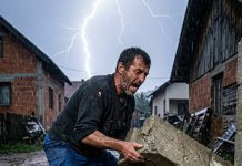 Bogati komšija je sazidao zid od tri metra da bi siromahu oduzeo sunce, a kada se beton obrušio na njega, spasio ga je čovjek kojem je uništio život