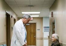 Učiteljica je krišom kupila čizme učeniku koji je dolazio u školu mokrih nogu. 30 godina kasnije, u njenu bolničku sobu ušao je načelnik klinike