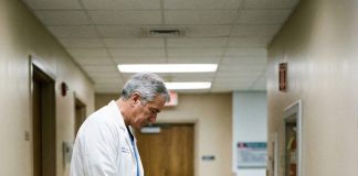 Učiteljica je krišom kupila čizme učeniku koji je dolazio u školu mokrih nogu. 30 godina kasnije, u njenu bolničku sobu ušao je načelnik klinike