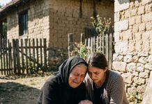 Urlala sam na snaju usred dvorišta dok je celo selo virilo kroz tarabe, a onda je ona izvukla pismo koje je moj pokojni muž krio 30 godina u starom jastuku