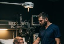 Vozač je rizikovao otkaz da bi spasio bolesno dete na mećavi, a 20 godina kasnije neurohirurg mu je pokazao staru kartu