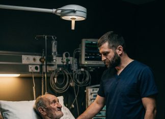 Vozač je rizikovao otkaz da bi spasio bolesno dete na mećavi, a 20 godina kasnije neurohirurg mu je pokazao staru kartu