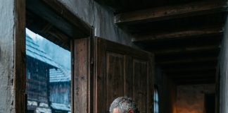 Otvorila je vrata i srušila se na pod uz stravičan krik, a kada su komšije pritrčale zanemele su od šoka