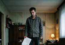 Rođena deca su stavila papire pred staru majku, a kada je shvatila šta traže od nje srušila se na pod