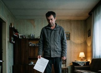 Rođena deca su stavila papire pred staru majku, a kada je shvatila šta traže od nje srušila se na pod