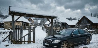 Vratio se iz Švedske u skupom autu tražeći majku, a onda mu je komšija rekao surovu istinu