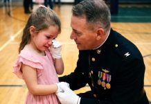 Došla je bez oca na ples, ali ono što se desilo ostavilo je sve bez reči