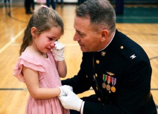 Došla je bez oca na ples, ali ono što se desilo ostavilo je sve bez reči