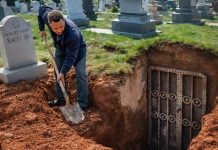 Unuk je iskopao grob svog dede i otkrio skrivena vrata ispod njega. Kada ih je otvorio, njegov vrisak odjeknuo je celim grobljem.