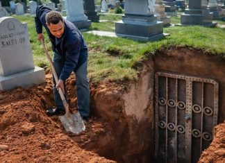 Unuk je iskopao grob svog dede i otkrio skrivena vrata ispod njega. Kada ih je otvorio, njegov vrisak odjeknuo je celim grobljem.