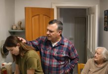 Bez upozorenja sam otišla kod kćeri i vidjela kako je muž i svekrvu zlostavljaju, a ona je stajala drhteći od straha: Obavila sam samo jedan telefonski poziv – a nekoliko minuta kasnije u kuću je ušla osoba koje su se najviše bojali 😯😱 Bez upozorenja sam otišla kod kćeri i vidjela kako je muž i svekrvu zlostavljaju, a ona je stajala drhteći od straha: Obavila sam samo jedan telefonski poziv – a nekoliko minuta kasnije u kuću je ušla osoba koje su se najviše bojali 😯😱 - featured image